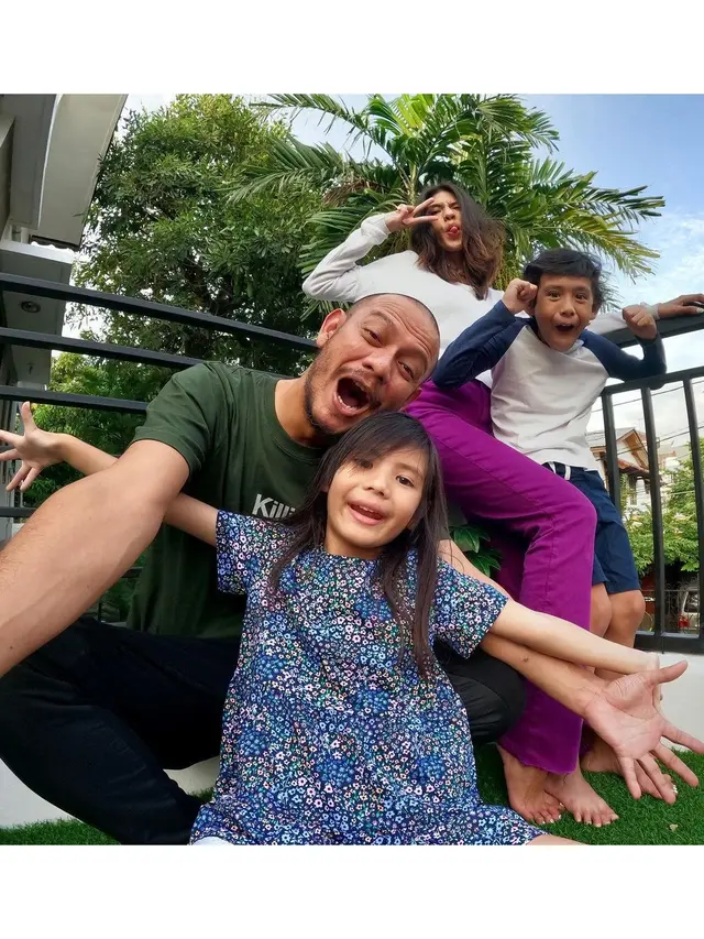 6 Potret Bahagia Keluarga Kecil Eno Netral dan Nadila Ernesta yang Jarang Tersorot