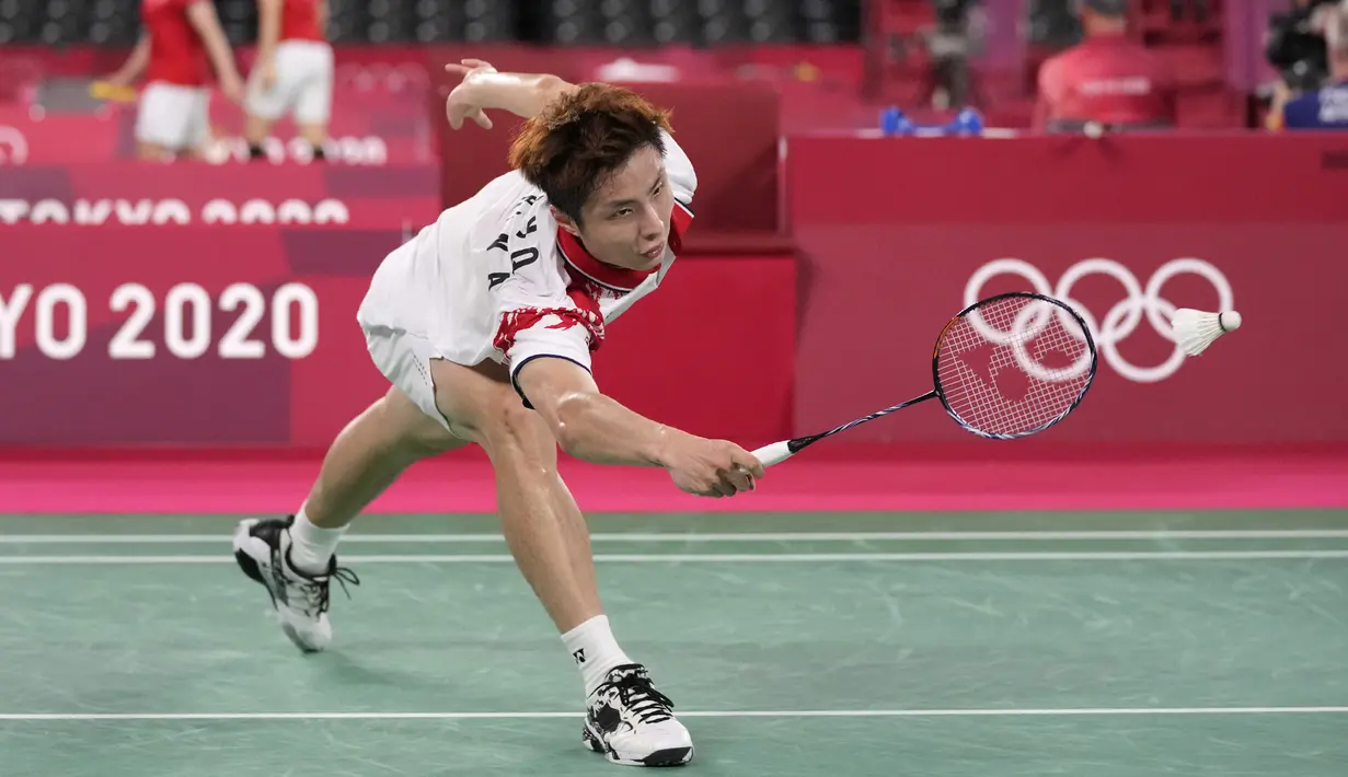 Pebulu tangkis China Yu Qi Shi saat melawan pebulu tangkis Indonesia Jonatan Christie pada pertandingan tunggal putra Olimpiade Tokyo 2020 di Tokyo, Jepang, Kamis (29/7/2021). Jonatan Christie kalah dari Yu Qi Shi. (AP Photo/Dita Alangkara)