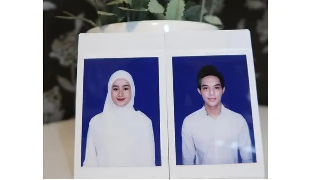 6 Potret Pasfoto Selebriti Tanah Air di Buku Pernikahan