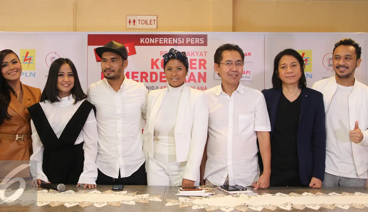 Dirut PPKGBK Winarto (ketiga kanan) berpose bersama sejumlah musisi usai konferensi pers Pesta Rakyat Konser Kemerdekaan, Jakarta, Senin (15/8). Konser Kemerdekaan ini merupakan bagian dari rangkaian perayaan HUT RI ke-71. (Liputan6.com/Herman Zakharia) 