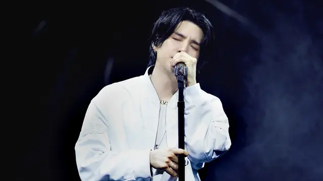 Dua busana Suga BTS untuk konser solo dibuat langsung oleh Valentino, credit: Tim Suga