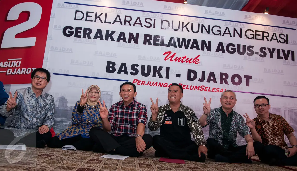 Basuki Tjahaja Purnama (Ahok) bersama Sekretaris Dewan Pembina Partai Demokrat Adjeng Ratna Suminar (kedua kanan) melakukan salam dua jari saat deklarasi dukungan Relawan Agus - Sylvi di Menteng, Jakarta Pusat, Senin (13/3). (Liputan6.com/Gempur M Surya)