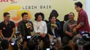 Boyband CJR menjawab pertanyaan awak media saat peluncuran album terbaru mereka di Jakarta, (8/5/2015). Album tersebut mengkisahkan cinta remaja dengan sentuhan musik bernuansa 80an. (Liputan6.com/Faisal R Syam)