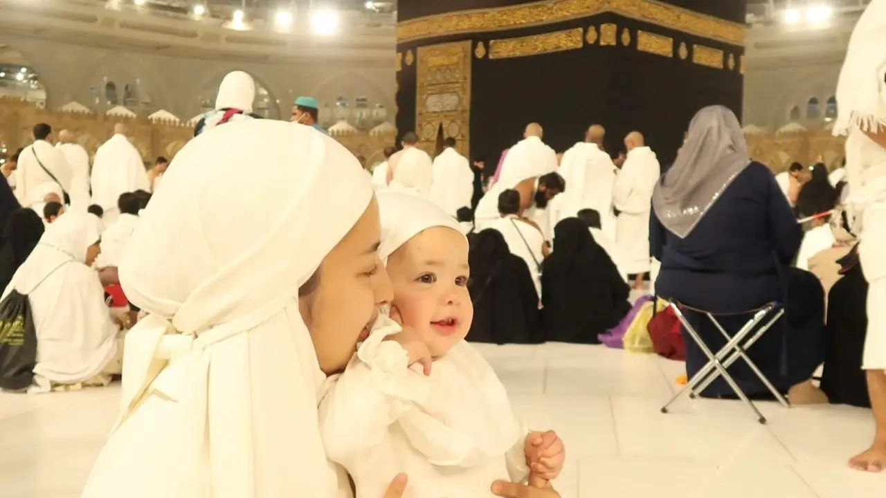 Jennifer Coppen Umrah Bersama Kamari