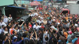Warga tetap antusias menyambut kedatangan Jokowi, walaupun sebelumnya sempat ada cibiran bahwa kedatangannya hanya sebuah pencitraan, Sabtu (26/4/2014) (Liputan6.com/Herman Zakharia).