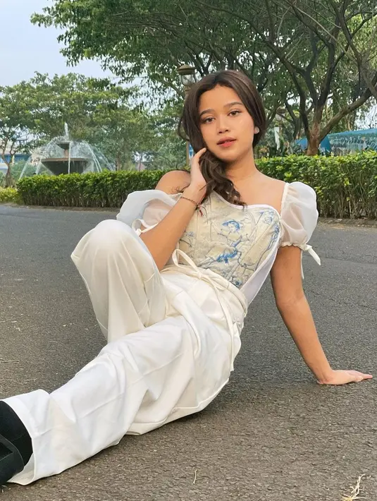 Jika bosan pose sambil berdiri, kamu juga bisa sontek potret Brisia Jodie yang satu ini. Ia terlihat duduk santai sambil selonjoran di jalan aspal. Rekan duet Arsy Widianto ini asyik berpose dan menikmati jalanan yang sepi. Meski sekadar duduk, tapi Brisia bisa menghasilkan foto yang luwes dan tidak kaku. (Liputan6.com/IG/@brisiajodie96)