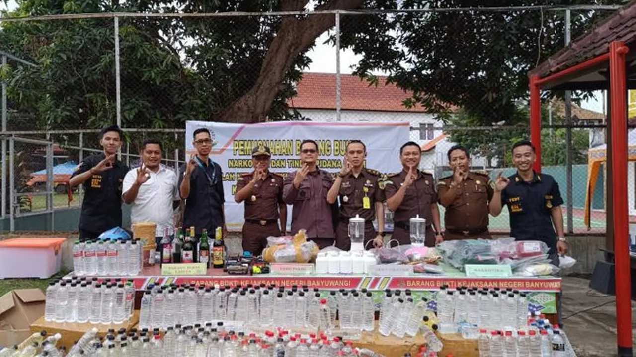 Barang bukti uang palsu dan sejumlah barang bukti lainya dimusnahkan di Kantor Kejaksaan Negeri Banyuwangi (Istimewa)