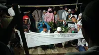 Pemakaman pelaku curanmor di Gorontalo yang tewas tertembak di bagian kepala. Aparat kepolisian terpaksa menembakan timah panas lantaran pelaku mencoba lari dan menyerang petugas. (Liputan6.com/ Arfandi Ibrahim)