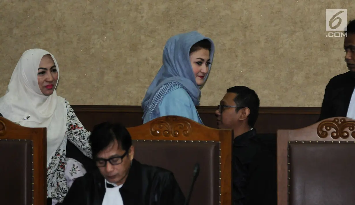 Istri Setya Novanto, Deisti Astriani Tagor (tengah) tiba untuk mengikuti sidang lanjutan dugaan korupsi E-KTP di Pengadilan Tipikor, Jakarta, Kamis (28/12). Sidang mendengar tanggapan eksepsi dakwaan oleh JPU. (Liputan6.com/Helmi Fithriansyah)