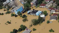 Foto udara yang diambil pada 27 Mei 2017 memperlihatkan banjir merendam daerah Kiriella, di distrik Ratnapura, Sri Lanka. Menurut otoritas setempat, banjir dan tanah longsor di Sri Lanka telah menewaskan setidaknya 165 orang . (AP Photo/Rukmal Gamage)