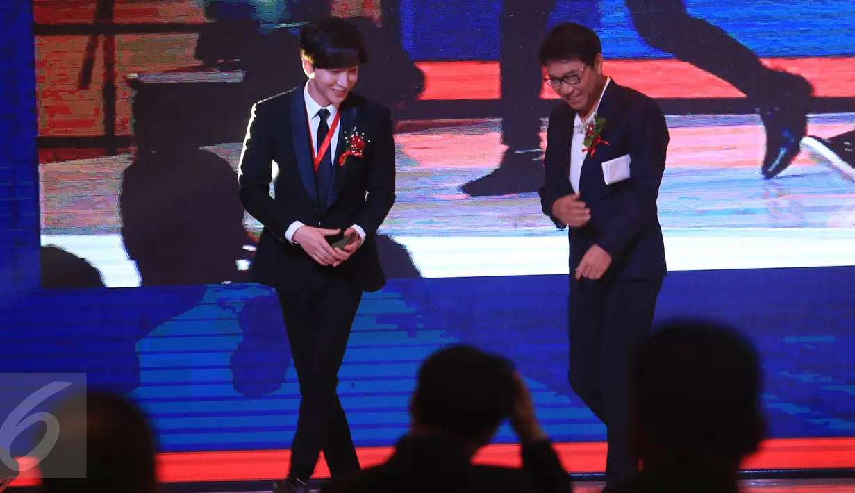 Leeteuk Super Junior didampingi CEO SM Entertainment, Lee Soo Man seusai jadi pembicara di acara Indonesia-Korea Business Summit 2017 di di Hotel Shangri-La, Jakarta, Selasa (14/3). (Liputan6.com/Herman Zakharia)