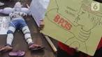 Pengunjuk rasa dari Serikat Rakyat Miskin Indonesia menggelar aksi teatrikal menolak kenaikan iuran BPJS Kesehatan di depan Kompleks Parlemen, Jakarta, Senin (11/11/2019). Massa meminta Presiden Joko Widodo atau Jokowi mencabut Perpres Nomor 75 Tahun 2019. (Liputan6.com/JohanTallo)
