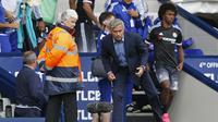 KECEWA - Pelatih Chelsea, Jose Mourinho, menilai banyak pihak yang kecewa atas kemenangan timnya melawan West Bromwich Albion. (Reuters / Carl Recine)