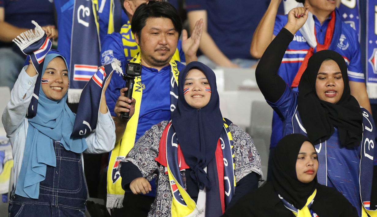 Suporter Thailand memberi dukungan saat melawan Indonesia pada laga kualifikasi Piala Dunia 2022 di SUGBK, Jakarta, Selasa (10/9). Indonesia takluk 0-3 dari Thailand. (Bola.com/M Iqbal Ichsan)
