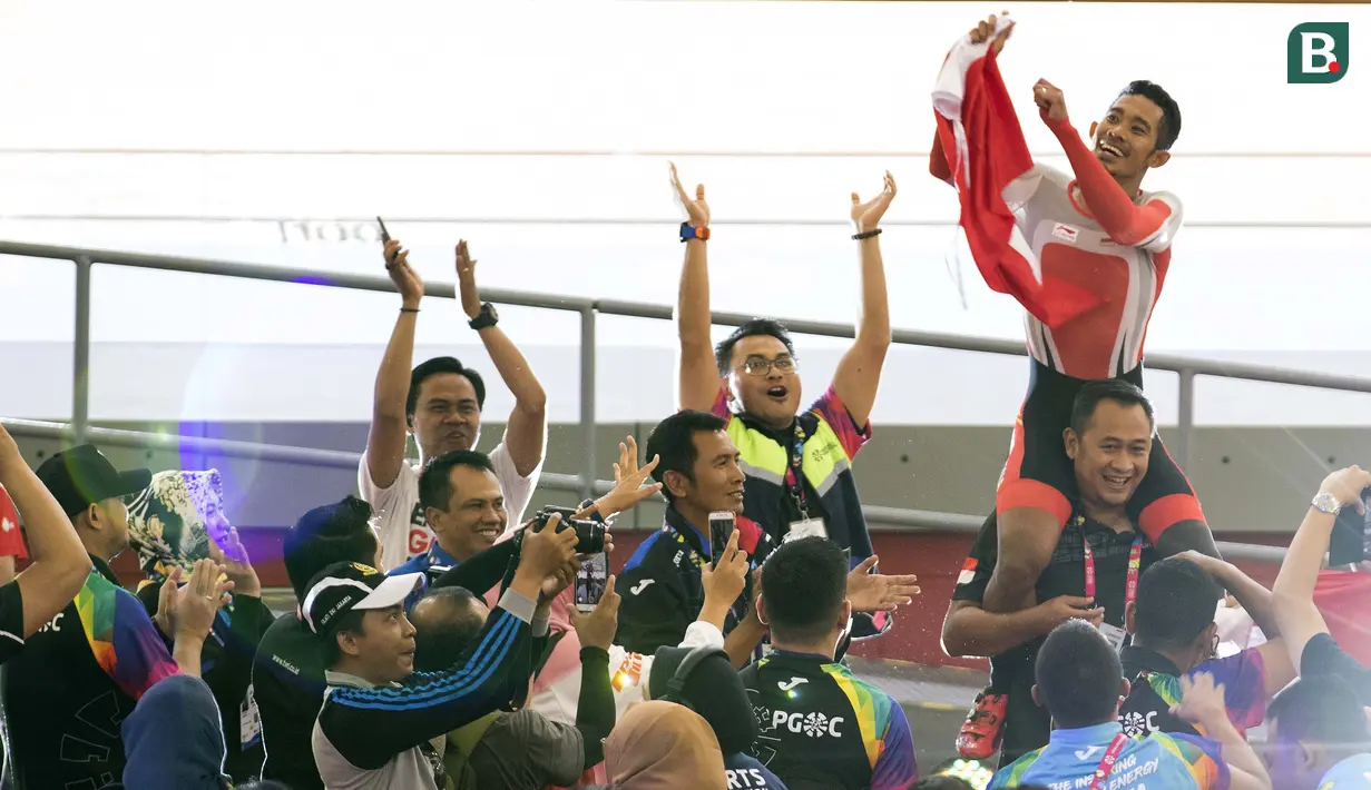 Selebrasi M Fadli pebalap sepeda Indonesia yang meraih medali emas di nomor 4000 meter Individual Pursuit C4 di Velodrome Rawamangun, Jakarta,  Jumat (11/10/2018).  (Bola.com/Peksi Cahyo)