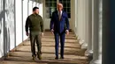 Presiden Amerika Serikat Joe Biden dan Presiden Ukraina Volodymyr Zelenskyy berjalan di sepanjang barisan tiang Gedung Putih, Washington, Amerika Serikat, 21 Desember 2022. Biden mengatakan, AS dan Ukraina akan terus memproyeksikan pertahanan bersama, karena Rusia melancarkan serangan brutal terhadap hak Ukraina untuk hidup sebagai sebuah bangsa. (AP Photo/Patrick Semansky)