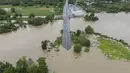 Sungai La Plata membanjiri jalan setelah Badai Tropis Ernesto melewati Toa Baja, Puerto Rico, Rabu (14/8/2024). (AP Photo/Alejandro Granadillo)