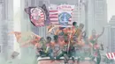 Pemain Persija Jakarta bersama The Jakmania melakukan pawai merayakan gelar juara Liga 1 musim 2018 di Bundaran HI, Jakarta, Sabtu (15/12). Persija berhasil juara Liga 1 usai mengalahkan Mitra Kukar. (Bola.com/M Iqbal Ichsan)