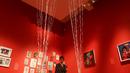 Petugas berpose dekat karya seni seniman Inggris Appau Jnr Boakye-Yiadom pada pameran 'Michael Jackson: On The Wall' di National Potrait Gallery, London, Rabu (27/6). Pameran ini berlangsung dari 28 Juni hingga 21 Oktober 2018. (Daniel LEAL-OLIVAS/AFP)