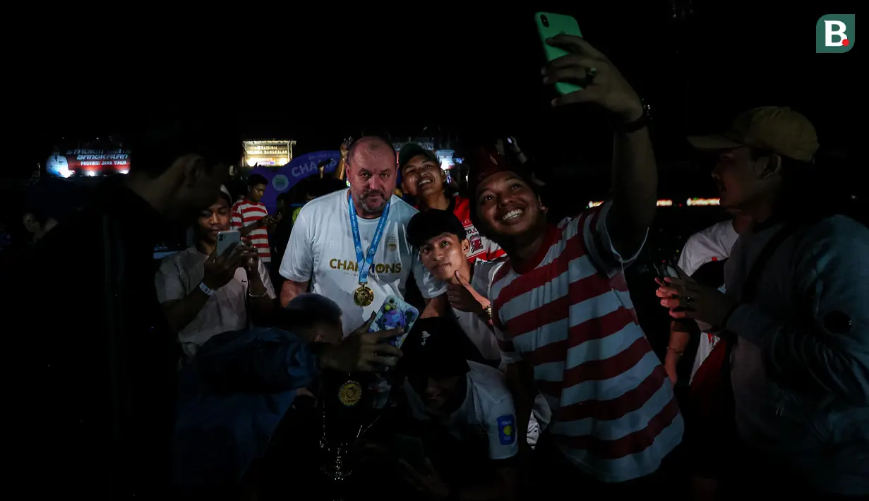 <p>Pelatih Persib Bandung, Bojan Hodak (tengah) melayani para fans untuk berfoto bersama di sela perayaan Persib Bandung menjuarai Championship Series BRI Liga 1 2023/2024 usai mengalahkan Madura United pada final leg kedua di Stadion Gelora Bangkalan, Madura, Jumat (31/5/2024). (Bola.com/Bagaskara Lazuardi)</p>