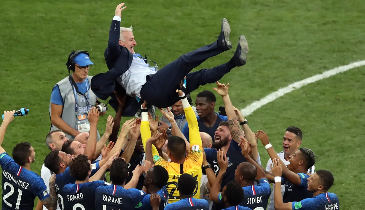 Pelatih timnas Prancis, Didier Deschamp dilemparkan ke udara oleh pemain saat merayakan gelar juara Piala Dunia 2018 pada  laga final di Luzhniki Stadium, Minggu (15/7). Prancis menjadi juara setelah membekuk Kroasia 4-2. (AP Photo/Thanassis Stavrakis)