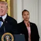 Presiden Donald Trump berpidato sebelum memberikan penghargaan kepada lima perwira polisi di Gedung Putih, Washington, (27/7). (AP Photo/Evan Vucci)