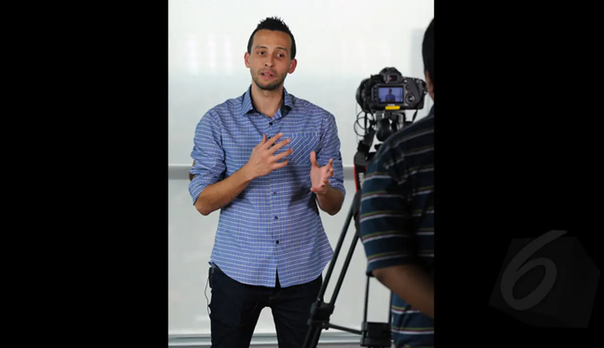 Founder Setipe.com, Razi Thalib melakukan sesi wawancara dengan tim redaksi Liputan6.com, Jakarta, Jumat (13/2/2015). Razi Thalib saat melakukan sesi wawancara. (Liputan6.com/Helmi Fithriansyah)
