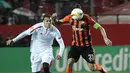 Gelandang Sevilla, Sebastian Cristoforo (kiri) berusaha menghadang pemain Shakhtar Donetsk, Darijo Srna pada leg kedua semifinal Liga Europa di Stadion Ramon Sanchez Pizjuan, Sevilla, Jumat (6/5/2016) dini hari WIB. (AFP/Cristina Quicler)