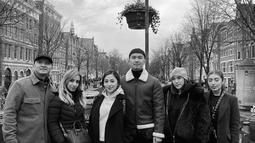 Tidak hanya bersama Indra Priawan dan Baby Izz. Dalam perjalanannya ke Belanda ini cukup ramai. Belanda memang menjadi salah satu destinasi liburan yang banyak dikunjungi para artis. Bahkan Gracia Indri pun tinggal di Negeri Kincir Angin ini mengikuti sang suami. (Liputan6.com/IG/@nikitawillyofficial94)