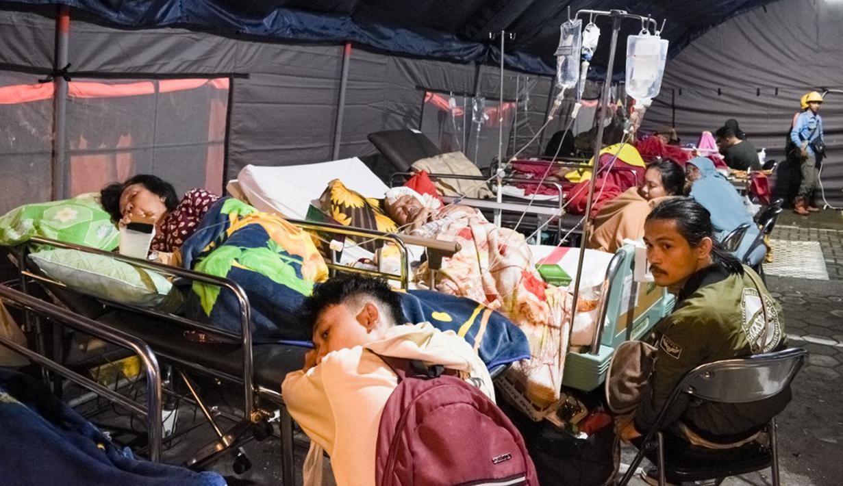 Muhari mengatakan, rumah sakit lain di lokasi terdampak gempa Sumedang, yakni RS Pakuon dalam kondisi aman. Namun seluruh pasien tetap dievakuasi keluar gedung sebagai antisipasi hingga kondisi dapat dipastikan aman dan terkendali. (Timur MATAHARI/AFP)