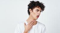 Ilustrasi seorang pria merasa haus dan tenggorokan kering. (Shutterstock/ShotPrime Studio)
