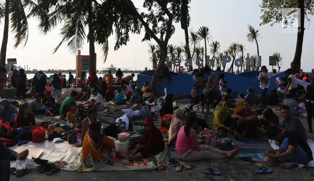 Sejumlah warga menikmati suasana libur Idul Fitri 1440 H dengan memadati kawasan Beach Pool, Taman Impian Jaya Ancol, Jakarta, Kamis (6/6/2019). Sejumlah kawasan wisata di ibukota termasuk Taman Impian Jaya Ancol menjadi tujuan wisata masyarakat menghabiskan libur lebaran 2019. (Liputan6.com/Johan T