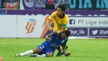 Kapten tim Persik Kediri, Adi Eko Jayanto, duel dengan pemain PSIS Semarang, Delvin Rumbino, dalam laga pekan kelima BRI Liga 1 2022/2023 di Stadion Jatidiri Semarang, Kamis (18/8/2022). PSIS menang 2-1 atas Persik dalam laga ini. (Bola.com/Gatot Susetyo)