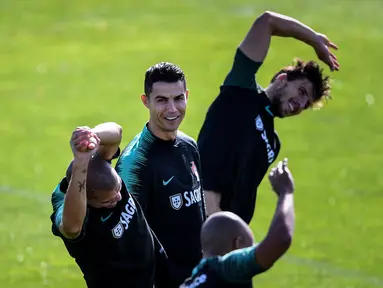 Penyerang Portugal Cristiano Ronaldo (tengah) latihan bersama rekan-rekannya jelang menghadapi Luksemburg pada laga kualifikasi Euro 2020 di Oeiras, Portugal, Rabu (9/10/2019). Portugal akan menghadapi Luksemburg di Estadio Jose Alvalade pada 12 Oktober 2019. (Patricia De Melo Moreira/AFP)