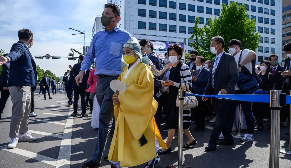 <p>Para tamu tiba menjelang pelantikan presiden baru Korea Selatan, Yoon Suk-yeol di Majelis Nasional di Seoul, Selasa (10/5/2022). Yoon Suk-yeol akan dilantik sebagai Presiden Korea Selatan untuk periode kepresidenan ke-20 pada hari Selasa ini. (ANTHONY WALLACE / AFP)</p>