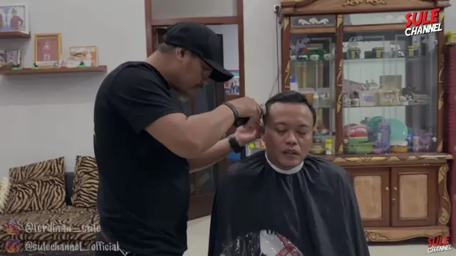7 Potret Sule Cukur Rambut Panjang, Jadi Mirip Rizky Febian