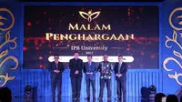 Penjabat Gubernur Subar, Akmal Malik meraih penghargaan Kategori Mitra Terbaik Pengabdian Pada Masyarakat dari IPB (Foto: Liputan6.com/Istimewa)