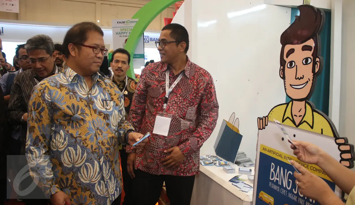 Rudiantara meninjau pameran industri e-Commerce, Indonesia E-commerce Summit and Expo (IESE) 2017, di Indonesia Convention and Exhibition (ICE), BSD City, Tangerang Selatan, Rabu (9/5). (Liputan6.com/Angga Yuniar)