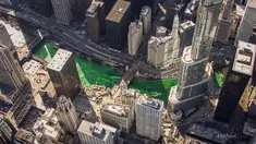 Pemandangan dari sungai Chicago, AS yang berubah warna menjadi hijau, 11 Maret 2017. Hijaunya warna sungai tersebut sebenarnya berasal dari cairan pewarna khusus untuk perayaan St. Patrick's Day. (Lee Hogan/Chicago Sun-Times via AP)