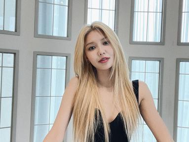 Untuk comeback Girls Generation rayakan 15 tahun anniversary, Sooyoung Girls Generation memilih untuk mengubah warna rambut super panjangnya menjadi blonde. (FOTO: instagram.com/sooyoungchoi)