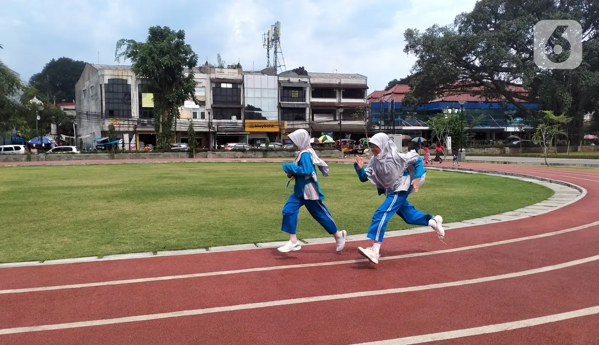 Warga berolahraga di Alun-Alun Kota Bogor, Jawa Barat, Senin (26/9/2022). Alun-alun yang memiliki sembilan akses pintu masuk ini dilengkapi dengan fasilitas free wifi untuk pengunjung. (Liputan6.com/Magang/Aida Nuralifa)