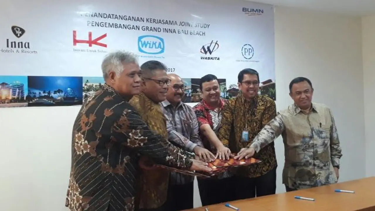 Lima BUMN menandatangani nota kesepahaman (MoU) tentang joint study dalam pengembangan kawasan hotel di Bali. (Ilyas/Liputan6.com)