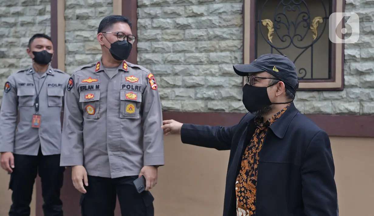 Mantan penyidik senior KPK Novel Baswedan menyapa petugas kepolisian seusai mengikuti asesmen atau uji kompetensi di Gedung TNCC Mabes Polri, Jakarta, Selasa (7/12/2021). Sebanyak 44 mantan pegawai KPK menjalani Asesmen sebagai Aparatur Sipil Negara (ASN) Polri. (Liputan6.com/Herman Zakharia)