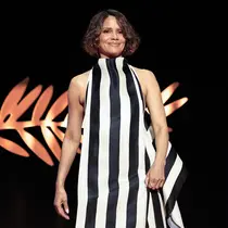 Aktris AS dan anggota juri festival film Cannes ke-78 Halle Berry tiba di panggung selama Upacara Pembukaan dan pemutaran film "Partir un Jour" (Bye Bye) yang dipresentasikan di luar kompetisi pada Festival Film Cannes ke-78 di Cannes, Prancis selatan, pada 13 Mei 2025. (Valery HACHE/AFP)