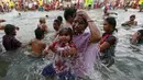 Seorang ibu dan anaknya berendam di Sungai Godavari saat Festival Pitcher di India, Jumat (28/8/2015). Ratusan ribu umat Hindu mengambil bagian dalam perayaan keagamaan yang diadakan setiap 12 tahun sekali di Sungai Godavari. (REUTERS/Danish Siddiqui)