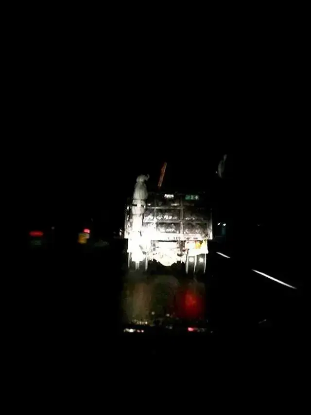 Kumpulan Potret Pocong Nebeng Truk, Mungkin Sudah Lelah Loncat-Loncat (ist)