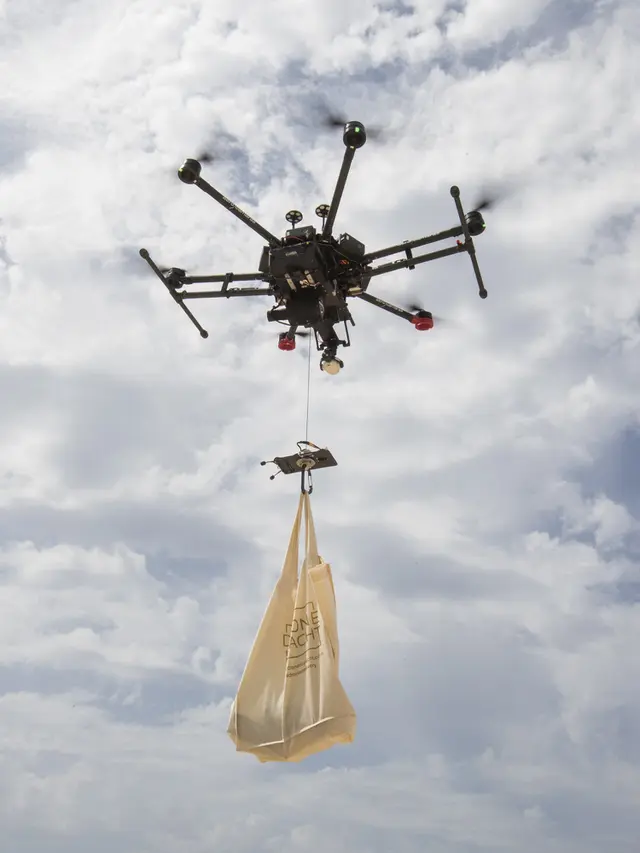 FOTO: Drone Jadi Layanan Pengiriman Eksklusif ke Kapal Pesiar di Spanyol
