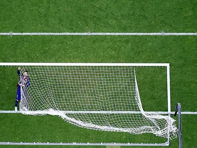 Gerard Pique bek Barcelona memotong jala gawang usai final Liga Champions melawan Juventus  di Olympiastadion, Berlin. (Reuters / Michael Dalder)