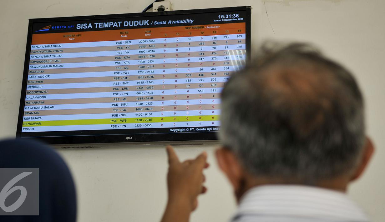 Calon pemudik melihat layar pemberitahuan sisa tempat duduk di Stasiun Senen, Jakarta, Jumat (9/9). Jelang libur panjang Hari Raya Idul Adha tiket kereta reguler dan tambahan yang disiapkan PT KAI telah habis terjual. (Liputan6.com/Yoppy Renato)