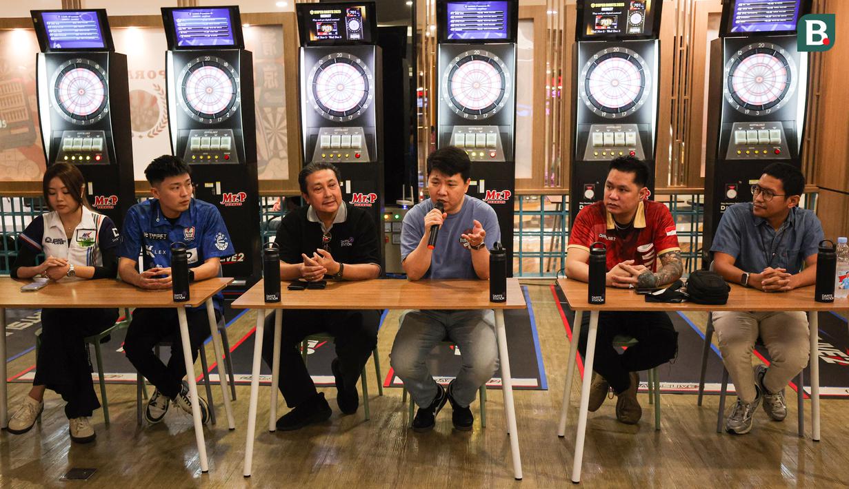 Konferensi pers peluncuran Darts Station yang di hadiri oleh Ketua Dewan Pembina PORADI, Hendy Lim (tengah) di lantai F7 FX Sudirman, Senayan, Jakarta pada Sabtu (15/11/2025). (Bola.com/Abdul Aziz)